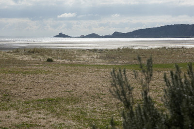 码头和救生艇坡道前景为沙地