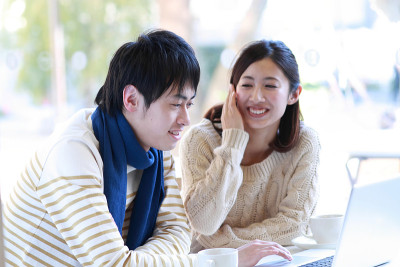 带笔记本电脑的年轻夫妇