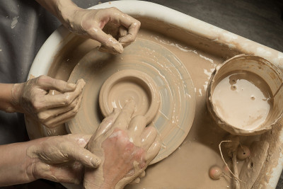 陶艺工作室的陶土制作大师班
