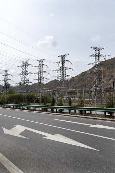天空背景中的高压塔架和高速公路