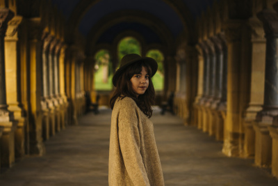 年轻女子在修道院