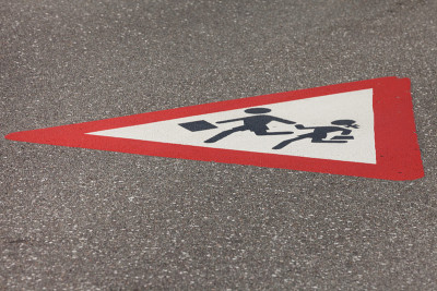 小学生在街上给司机忠告