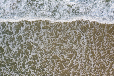 海浪和海滩的空中摘要