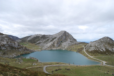 从La Picota看Enol湖。Covadonga。欧罗巴峰