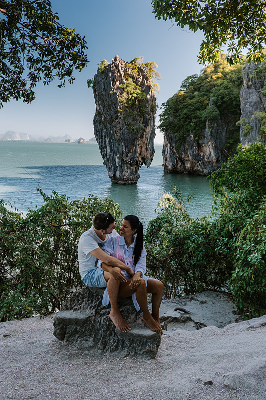 詹姆斯邦德岛攀噶湾泰国，夫妇访问岛，旅行者在热带海滩附近的普吉岛，旅游自然冒险泰国