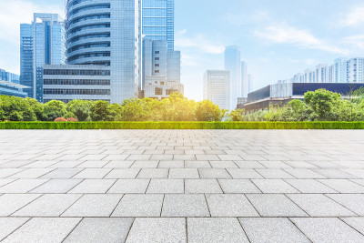 城市里空荡荡的人行道和现代化的建筑