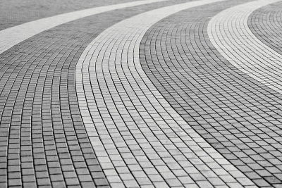 圆砖路。城市公园的石头铺路石