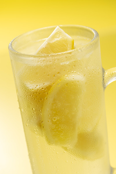 柠檬酸和大量的冷冻柠檬