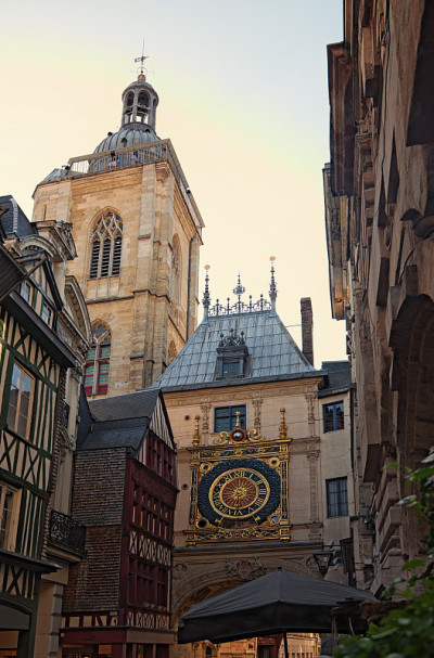 著名的大钟表街(Fr: Rue de Gros Horloge)上的中世纪天文钟拱门。这是法国最古老