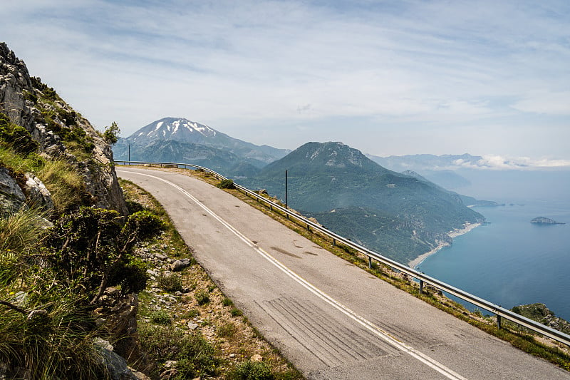 在希腊的埃维亚岛，可以看到迪尔菲山顶的山脉和沿海公路