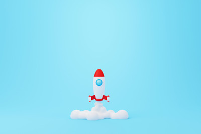 创造性思维理念和创新观念。火箭在蓝色背景上飞行。3 d渲染图