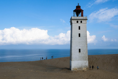 著名的Rubjerg Knude Fyr在沙丘悬崖
