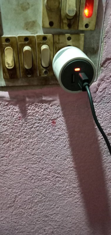手机充电器的照片
