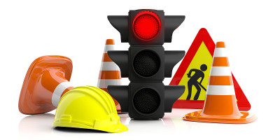 道路建设标志孤立在白色背景上。三维演示