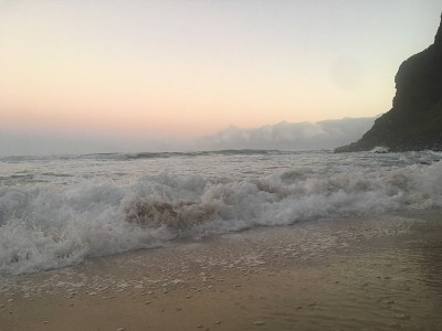 夏威夷考艾岛波利黑尔海滩的黎明。