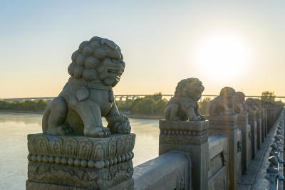 卢沟桥，日落时的石桥石像，北京，中国