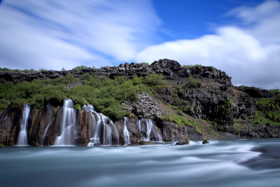 Hraunfossar瀑布(冰岛西部)Hraunfossar瀑布的水流入冰岛Hvita河