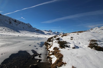 第一次雪，冰和脚印在秋天，山湖，奥地利