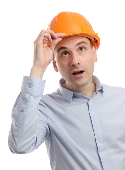 年轻的建筑工人抬头看