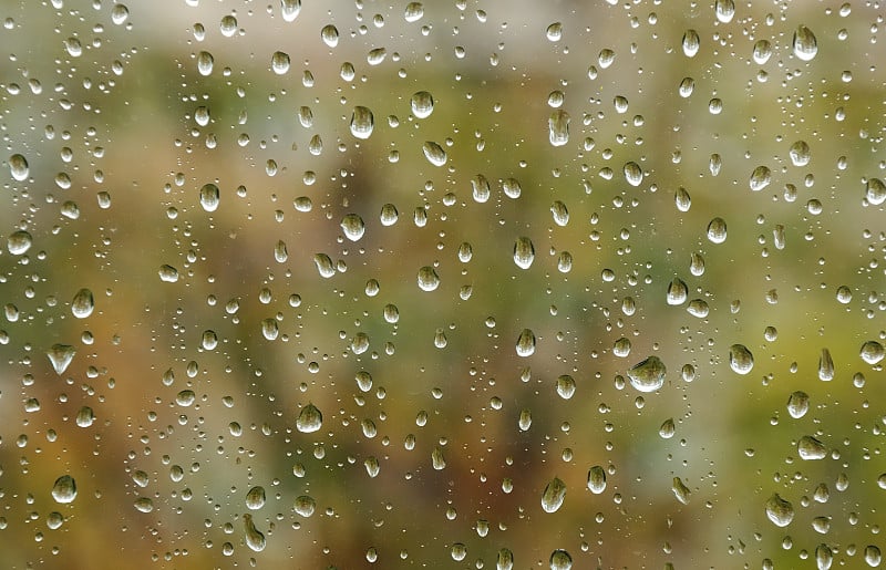 小雨打在窗口