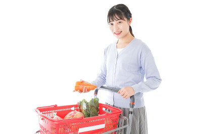 年轻女子在超市购物