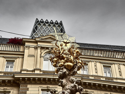 维也纳人观Pestsäule，一座在维也纳瘟疫后竖立的雕像