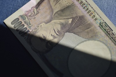 日本一万日元钞票的光影