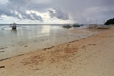 巴郎盖或邦加船搁浅在海滩上。蓬Ballo-Sipalay-Philippines。0332