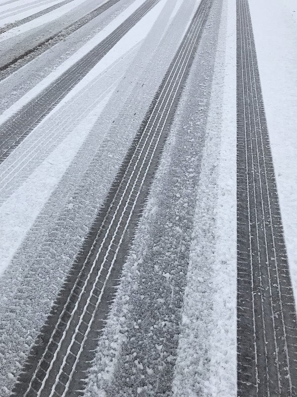 雪地上的轮胎印