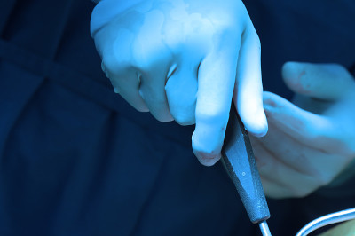 兽医在手术室进行腹腔镜手术