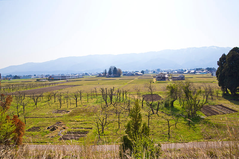 以日本阿尔卑斯山为背景的乡村景色。