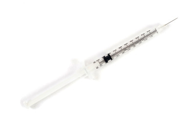 注射器与针隔离在白色背景