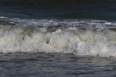 码头海滩上美丽的海浪，大自然的力量