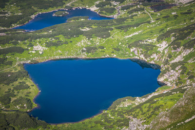 从山顶俯瞰山湖