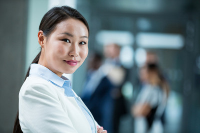 自信的女商人双臂交叉站着