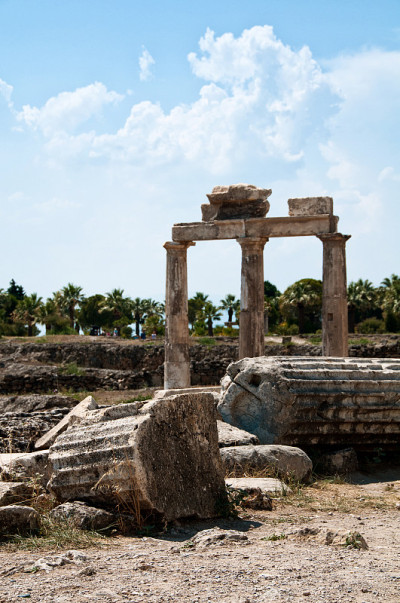 土耳其希拉波利斯古城遗址和古老建筑，毗邻现代的Pamukkale