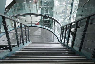 这些公共区域有百货公司、公司、建筑物、地铁、捷运、火车商店、高铁、普通楼梯，中间有不锈钢扶手。