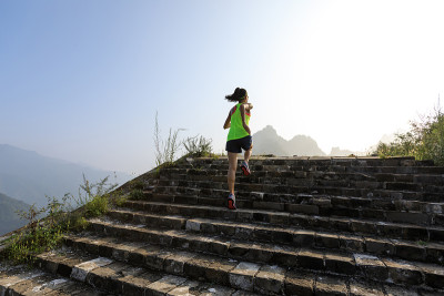在长城山顶上跑步的女人