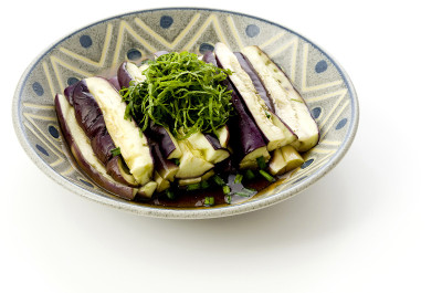 日本料理，“Mushinasu no tsuyu hitashi”蒸茄子浸泡在调味的高汤中。