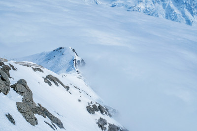 令人惊叹的雪山全景从希尔索恩，瑞士天际线