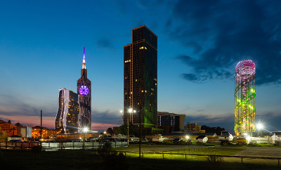 巴统海滨大道的夜景与灯火通明的摩天大楼