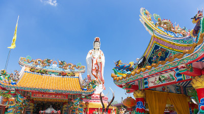 屋顶上有中国龙和观音蓝天
