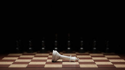 在黑方军队面前倒下的白棋国王。挫败、失败、政变概念。数字3 d渲染。
