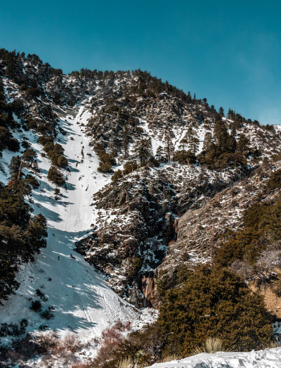 雪天公路旅行徒步旅行在南加州的山区
