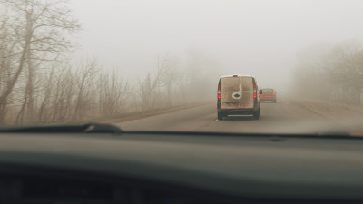 马路上的脏车