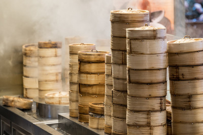 新加坡当地街头小吃摊贩制作的竹制蒸点心盘