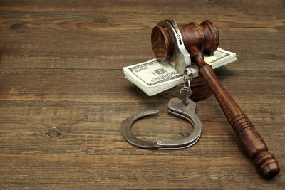 现金，手铐和法官的木桌