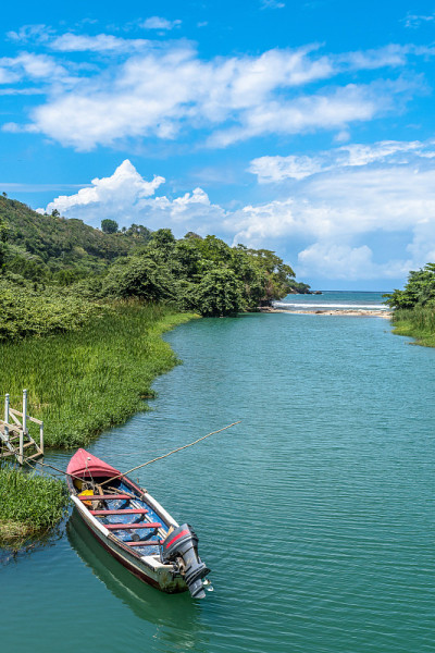 多彩旅游/渔船/摩托艇/划艇停靠在牙买加大江沿岸风景优美的乡村海岸