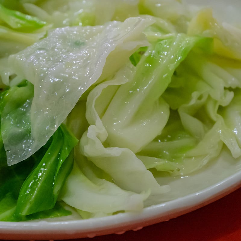台湾餐馆里美味的白盘炒白菜。