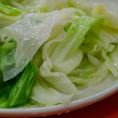台湾餐馆里美味的白盘炒白菜。
